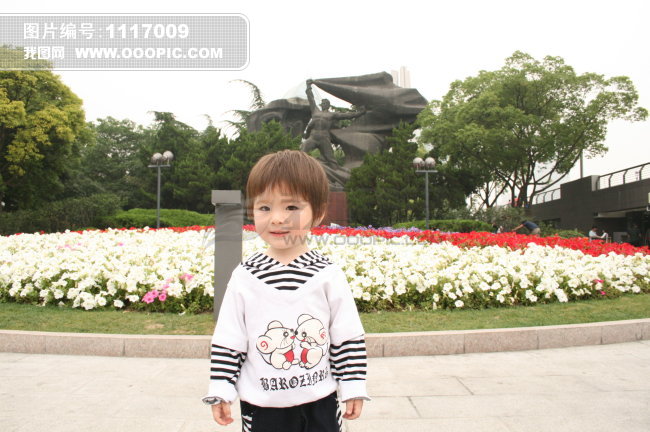 漂亮的<em>小女孩站</em>在上海外滩雕塑和鲜花前模板下