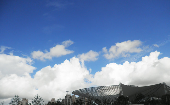 实拍蓝天白云图片下载 实拍蓝天白云风景素材背景 世博轴