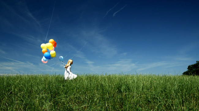 广告宣传片草地上小女孩拿气球模板下载(图片