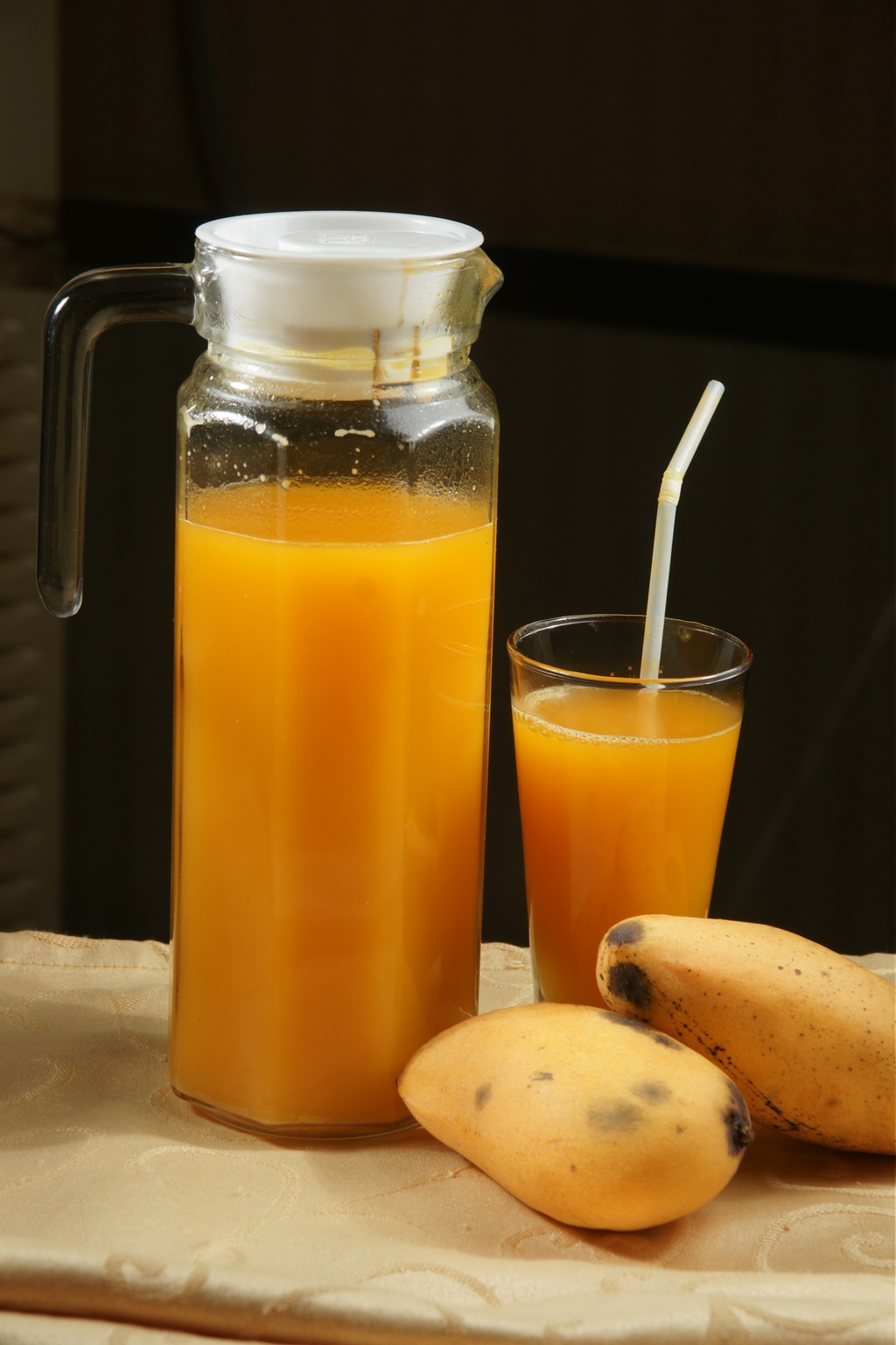 什么是3d千足金,世界三大饮料是,艋胛阮经天纹身,鲜榨果汁店用榨汁机