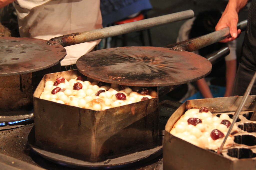 江南地区著名的汉族特色糕类小吃梅花糕制作模