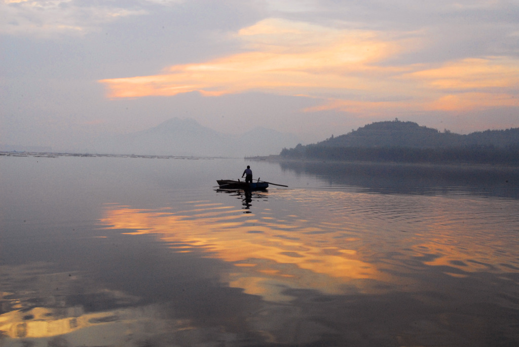 平湖晚霞渔船图片模板下载(图片编号:1345256