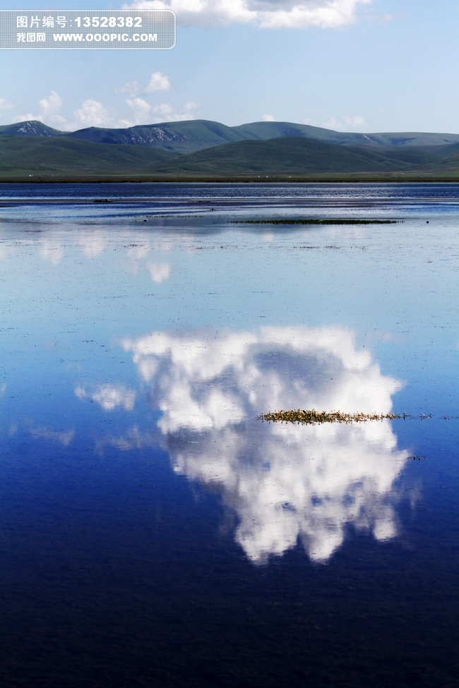 山川草原湖面倒影蓝天白云图片素材(图片编号