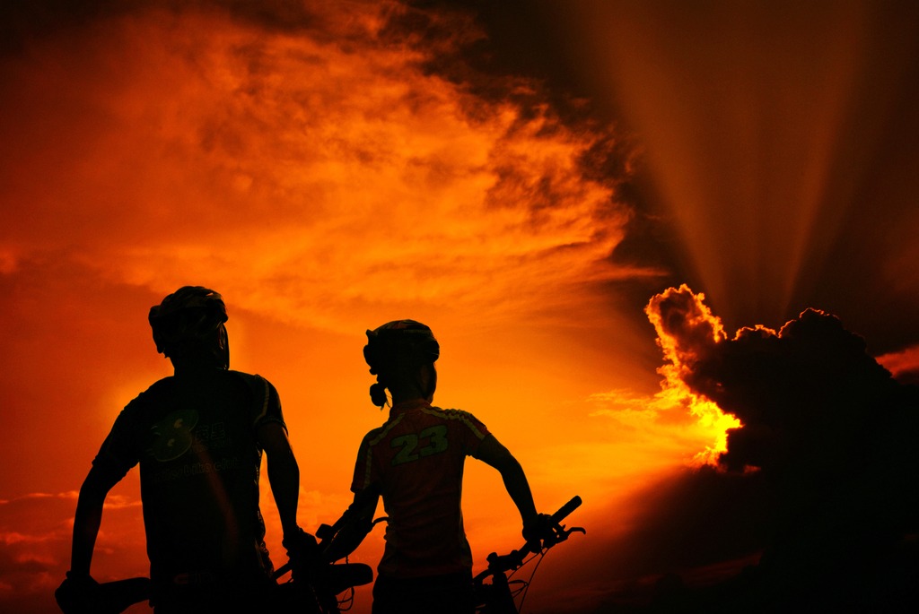 自行车运动男女双人面向阳光图模板下载(图片