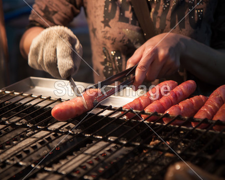 Man cutting Chinese sausage at Night market图