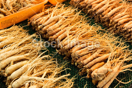 Fresh ginseng in Korean food market图片素材