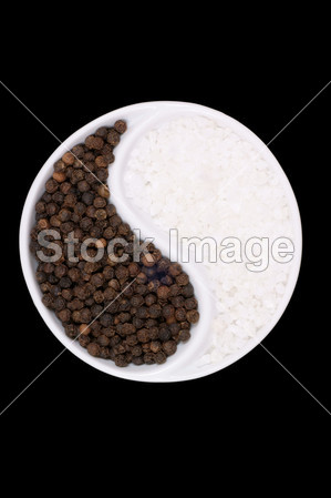 黑胡椒和盐在黑色背景上图片素材(图片编号:5