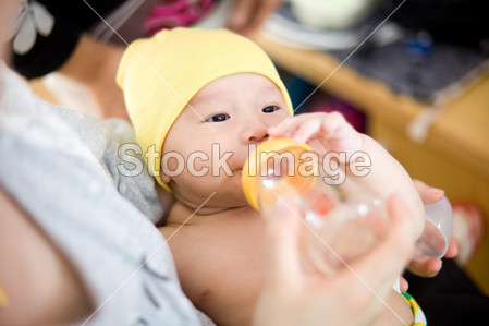 母亲给婴儿喂牛奶图片素材(图片编号:5002337