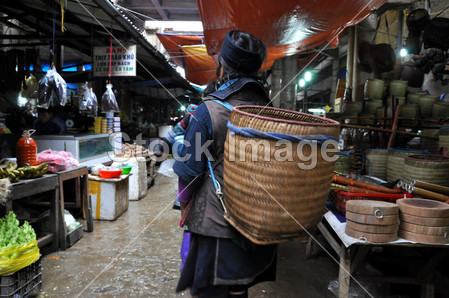 在越南北部萨帕市场供应商图片素材(图片编号