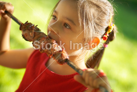 女孩吃烤肉串图片素材(图片编号:50032360)_西