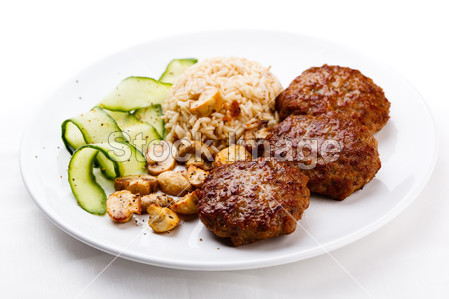 Fried steaks with rice and vegetable salad图片