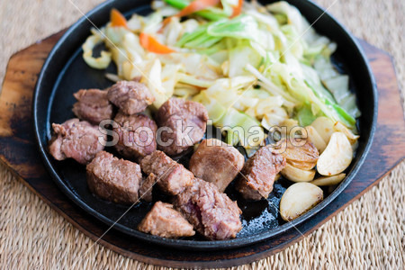 Sliced dice beef steak with fried vegetable图片