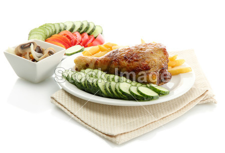 烤鸡配薯条和刨切的蔬菜的盘子,孤立 o图片素