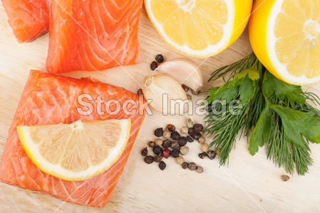 三文鱼配柠檬和香草切板图片素材(图片编号:5