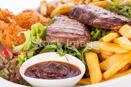 Platter of mixed meats, salad and French fries图