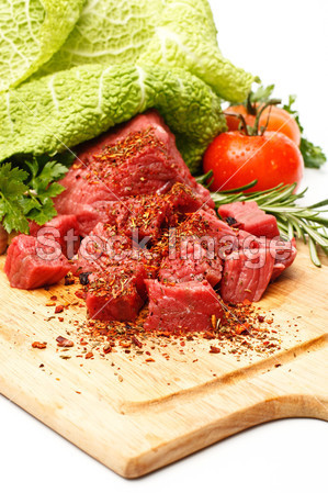 原料新鲜肉类在船上与蔬菜的多维数据集切片图