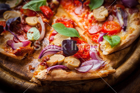 与干的西红柿和萨拉米香肠自制披萨图片素材(