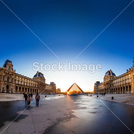 夕阳照过卢浮宫玻璃金字塔图片素材(图片编号