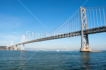 奥克兰海湾悬索桥在旧金山的芳草地是图片素材
