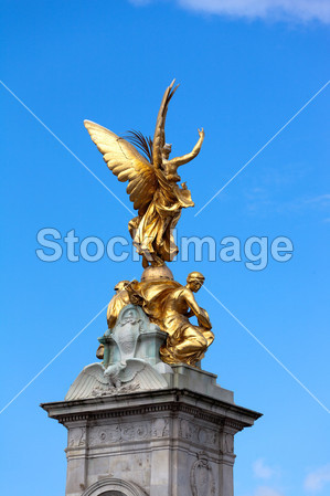 在维多利亚女王纪念碑,伦敦的顶峰上的胜利女