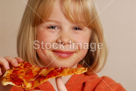 小女孩吃披萨,孩子吃披萨图片素材(图片编号:5