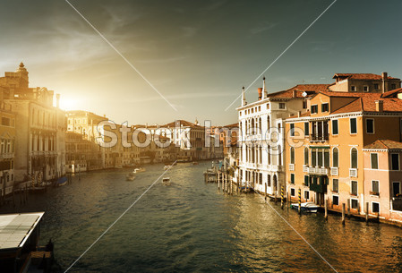 京杭运河在威尼斯,意大利在日落时间图片素材