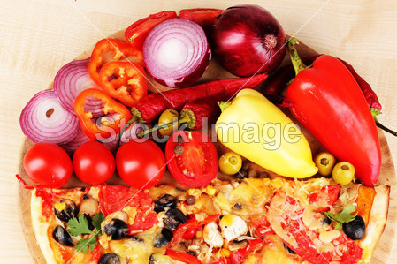 美味披萨与木制表背景上配料特写图片素材(图