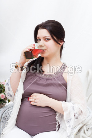 年轻孕妇喝果汁图片素材(图片编号:50083378