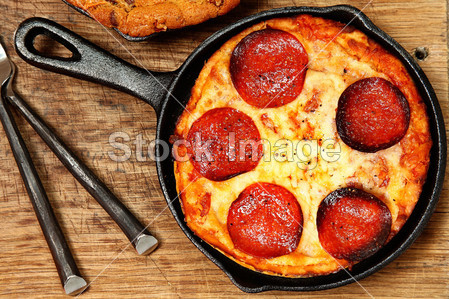 Skillet Peperonni Pizza on Table图片素材(图片