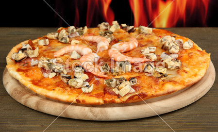 火焰背景上的立场上海鲜美味比萨图片素材(图