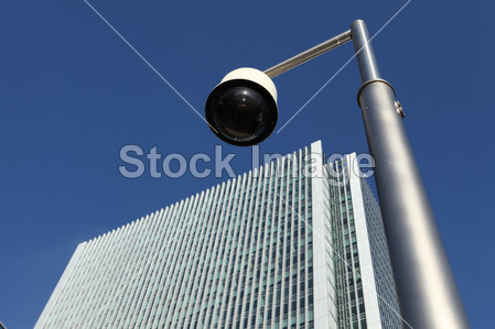 摩天大楼附近闭路电视安全摄像机图片素材(图
