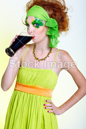 红头发的女孩喝烈性黑啤酒图片素材(图片编号
