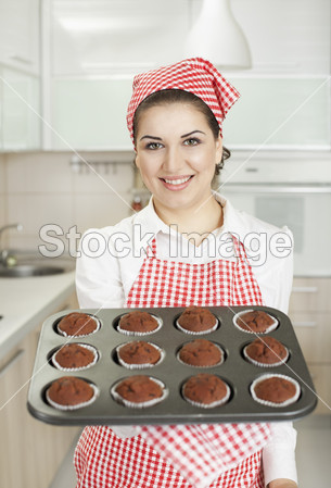 美丽的女人在厨房里烘烤图片素材(图片编号:5