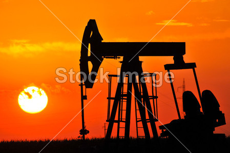 石油泵杰克倒映的落山的太阳(图片编号50093