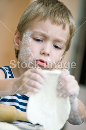 一张脸的可爱男孩沾上面粉图片素材(图片编号