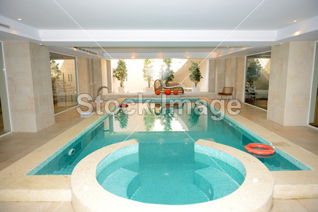在 peloponne 豪华酒店的 spa 按摩池游泳图片
