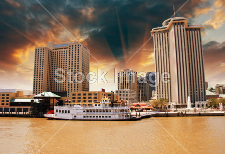 与密西西比河,路易斯安那州的新奥尔良的摩天