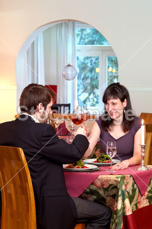 幸福的情侣享受浪漫的晚餐图片素材(图片编号