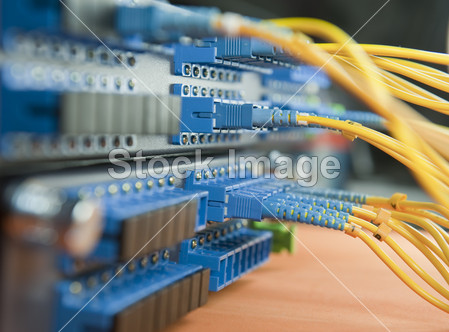拍摄的网络电缆和技术的数据中心中的服务器图