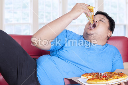 Obese person eats pizza 1图片素材(图片