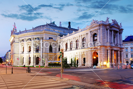 国家剧院城堡剧院的维也纳,奥地利在晚上图片