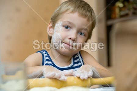 一张脸的可爱男孩沾上面粉图片素材(图片编号