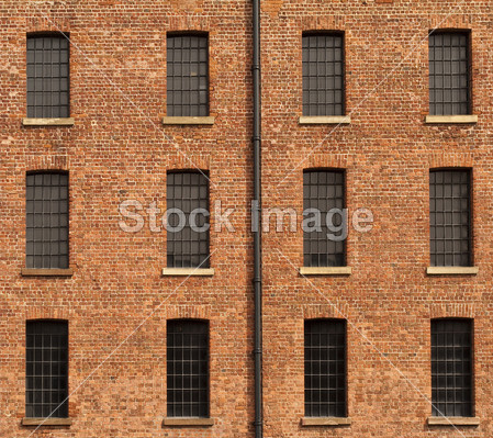 老橙色砖墙与十二个 windows 和装订线图片素