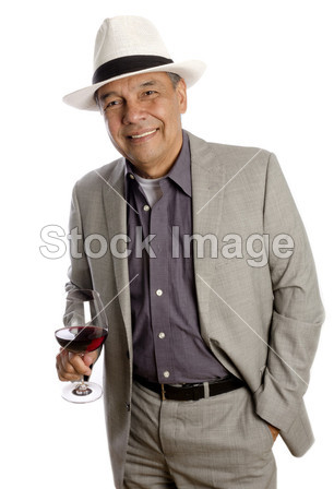 西班牙裔美国人成熟男人的衣服和帽子拿一杯红