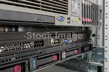 在数据中心中的服务器堆栈与硬驱动器图片素材