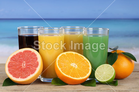 uice from oranges and grapefruit on the beach图