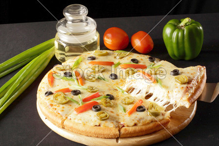 Delicious Vegetable cheese pizza.图片素材(图