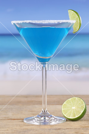Blue Curacao cocktail on the beach图片素材(图