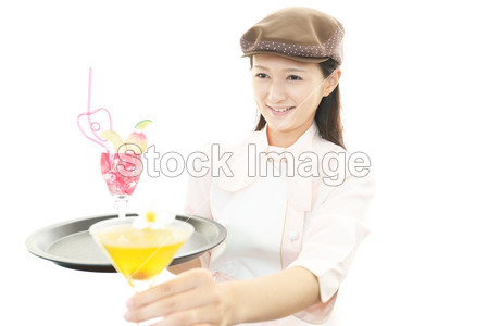 微笑携带鸡尾酒女招待图片素材(图片编号:501