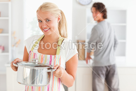 构成一个男人洗碗时女子肖像图片素材(图片编
